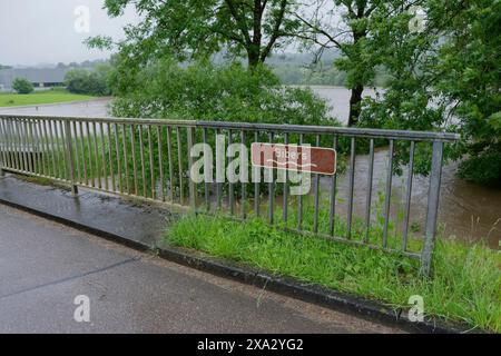 Hochwasser im späten Frühjahr 2024 an der Mündung des Bibers in den Kocher bei Westheim, Hochwasserereignis, Klimawandel, Seenlandschaft, künstlicher See Stockfoto