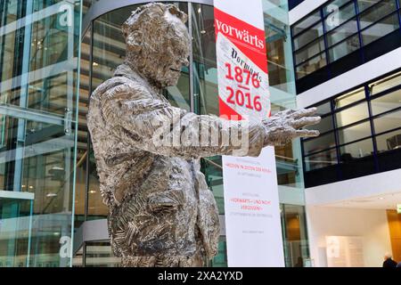 Eine Bronzeskulptur eines Mannes steht in einem modernen Gebäude einer Ausstellung, Willy-Brandt-Haus, SPD-Hauptsitz, Berlin, Berlin, Deutschland Stockfoto