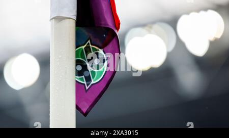 Hannover, Deutschland. Mai 2024. firo: 19.05.2024, Fußball, 2. Liga, 2. Bundesliga, Saison 2023/2024, Hannover 96 - Holstein Kiel Hannover 96 Branding, Logo, Eckflagge Credit: dpa/Alamy Live News Stockfoto