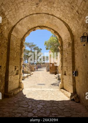 Blick durch den Haupteingang auf die Ruinen der historischen Festung Fortetza Fortezza von Rethymno, die von der Republik Venedig im 16. Jahrhundert erbaut wurde Stockfoto