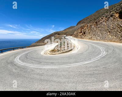 Biegung der Serpentinen sehr enge 180 Grad Kurve Haarnadelkurve des Straßenaufstiegs zum Passo Anopoli an der Südküste der Insel Kreta, im Hintergrund libysch Stockfoto