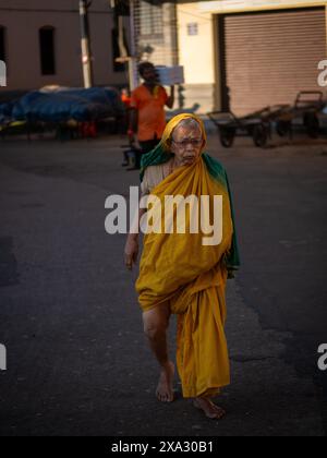 Udupi, INDIEN - 27. Dezember 2024 : Unbekannte alte indische Frau, die traditionellen südindischen Sari trägt Stockfoto