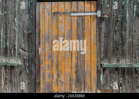Hintergrund mit verwitterter Holzwand und Holztür Stockfoto