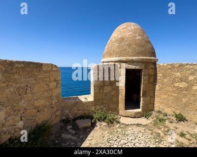 Runder Wachtturm und Mauer mit zinnenförmiger Lücke für Geschütze einer von 10 runden Wachttürmen der historischen Festung Fortetza Fortezza von Rethymno, erbaut von Stockfoto