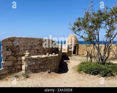 Linke Mauer mit zinnenförmiger Öffnung für Geschütze hinter einem von zehn runden Wachtürmen der historischen Festung Fortetza Fortezza von Rethymno, die von der Republik erbaut wurde Stockfoto