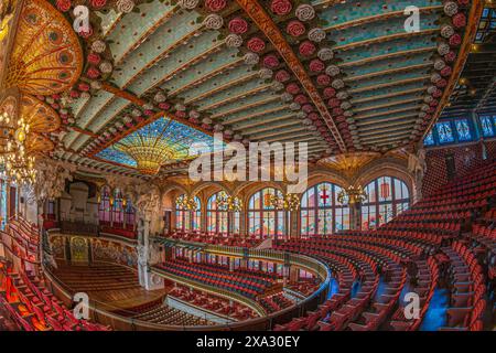 BARCELONA, KATALONIEN, SPANIEN-14. APRIL 2024: Innenraum des Palastes der katalanischen Musik, ein Konzertsaal im katalanischen Modernista-Stil. Stockfoto