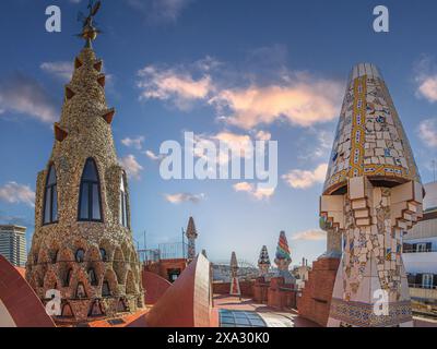 BARCELONA, SPANIEN - 14. APRIL 2024: Original-Schornsteine bedeckt mit Keramik in verschiedenen Farben auf dem Dach des Palau. Stockfoto