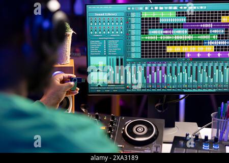 Der Künstler komponiert neue Musik mit einem usb-Stick in seinem Studio und bearbeitet Songs aus alten Audioaufnahmen. Erfahrener Songwriter, der Soundtracks mixt und mastert, Produktionssoftware. Stockfoto