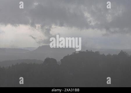 Blick vom Rücken der Ziege in der Sächsischen Schweiz während eines Gewitters, Wolkenbruchs, Hohnstein, Sachsen, Deutschland Stockfoto