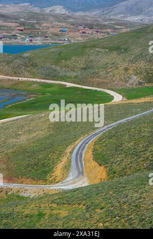 Gewundene Bergstraße umgeben von Grün auf dem Antalya Egrigol Plateau Stockfoto
