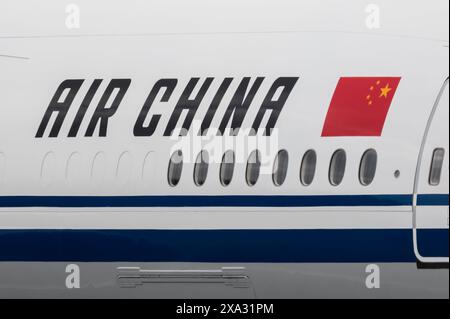 SYMBOL - 03. Juni 2024, Hessen, Frankfurt/Main: Ein Passagierflugzeug von Air China fährt auf dem Vorfeld des Frankfurter Flughafens. Foto: Silas Stein/dpa Stockfoto