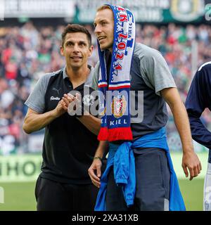 Hannover, Deutschland. Mai 2024. firo: 19.05.2024, Fußball, 2. liga, 2.Bundesliga, Saison 2023/2024, Hannover 96 - Holstein Kiel Carl Johansson (Holstein Kiel) und Timo Becker (Holstein Kiel) Endjubel, Emotion, Jubel, Beifall, Beifall, Beifall, Clapping, Credit: dpa/Alamy Live News Stockfoto