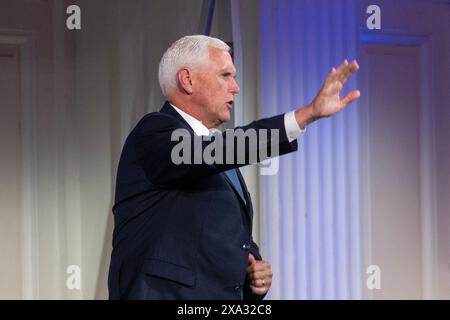 Der ehemalige Vizepräsident Mike Pence wurde nach einem Interview mit Chefredakteurin Zvika Klein bei der Jerusalem Post Konferenz in der 583 Park Avenue in New York am 3. Juni 2024 gesehen Stockfoto