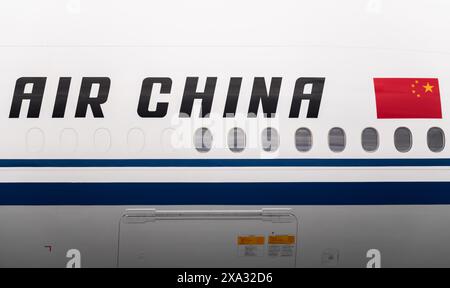 SYMBOL - 03. Juni 2024, Hessen, Frankfurt/Main: Ein Passagierflugzeug von Air China fährt auf dem Vorfeld des Frankfurter Flughafens. Foto: Silas Stein/dpa Stockfoto