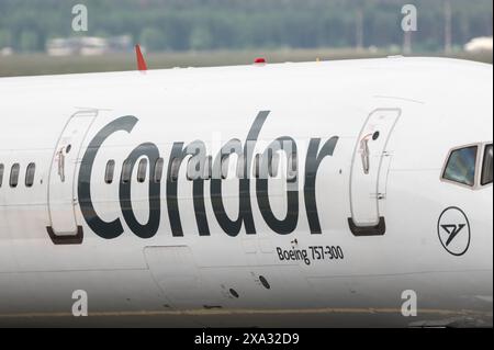 SYMBOL - 03. Juni 2024, Hessen, Frankfurt/Main: Ein Condor-Passagierflugzeug fährt auf dem Vorfeld des Frankfurter Flughafens. Foto: Silas Stein/dpa Stockfoto