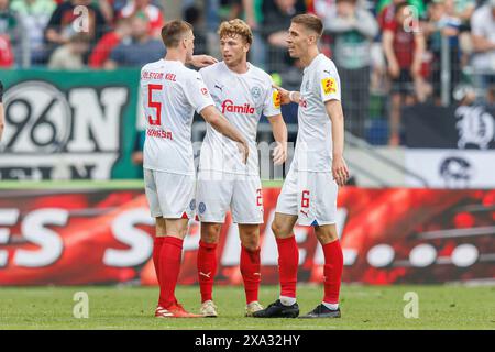 Hannover, Deutschland. Mai 2024. firo: 19.05.2024, Fußball, 2. Liga, 2. Bundesliga, Saison 2023/2024, Hannover 96 - Holstein Kiel Carl Johansson (Holstein Kiel), Fiete Arp (Holstein Kiel) und Marko Ivezic (Holstein Kiel), Endjubel, Emotion, Jubilation, Credit: dpa/Alamy Live News Stockfoto