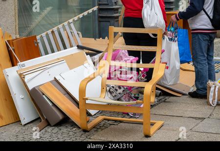 Sperrmüll zum Recycling auf der Straße in der Stadt Stockfoto