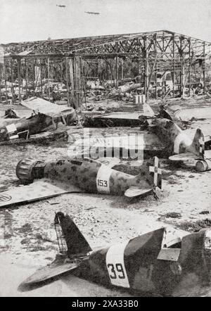 Kugelgelgeführte italienische Kampfflugzeuge und zerstörte Hangars in Castel Benito, Dezember 1942. Aus dem Krieg in Bildern, 4. Jahr. Stockfoto