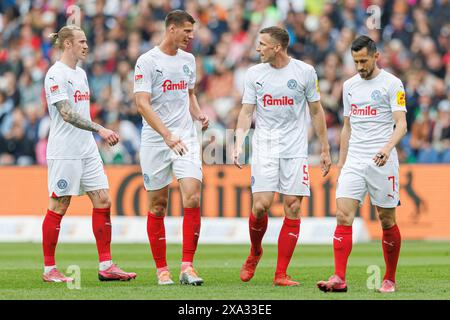 Hannover, Deutschland. Mai 2024. firo: 19.05.2024, Fußball, 2. Liga, 2. Bundesliga, Saison 2023/2024, Hannover 96 - Holstein Kiel Marvin Schulz (Holstein Kiel) im Gespräch mit Patrick Erras (Holstein Kiel), Carl Johansson (Holstein Kiel) und Steven Skrzybski (Holstein Kiel) Credit: dpa/Alamy Live News Stockfoto