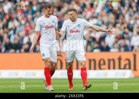 Hannover, Deutschland. Mai 2024. firo: 19.05.2024, Fußball, 2. Liga, 2.Bundesliga, Saison 2023/2024, Hannover 96 - Holstein Kiel Patrick Erras (Holstein Kiel) und Carl Johansson (Holstein Kiel) im Gespräch, Geste, Gestikulate, Geste, Credit: dpa/Alamy Live News Stockfoto