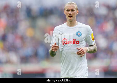 Hannover, Deutschland. Mai 2024. firo: 19.05.2024, Fußball, 2. Liga, 2. Bundesliga, Saison 2023/2024, Hannover 96 - Holstein Kiel Marvin Schulz (Holstein Kiel) Halbzahl, Credit: dpa/Alamy Live News Stockfoto