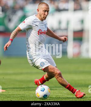 Hannover, Deutschland. Mai 2024. firo: 19.05.2024, Fußball, 2. Liga, 2. Bundesliga, Saison 2023/2024, Hannover 96 - Holstein Kiel Lewis Holtby (Holstein Kiel) Einzelaktion, ganze Figur, Credit: dpa/Alamy Live News Stockfoto