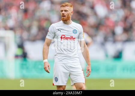 Hannover, Deutschland. Mai 2024. firo: 19.05.2024, Fußball, 2. Liga, 2. Bundesliga, Saison 2023/2024, Hannover 96 - Holstein Kiel Mikkel Kirkeskov (Holstein Kiel) Halbzahl, Credit: dpa/Alamy Live News Stockfoto