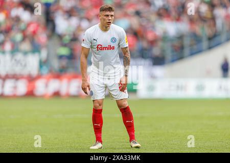 Hannover, Deutschland. Mai 2024. firo: 19.05.2024, Fußball, 2. liga, 2.Bundesliga, Saison 2023/2024, Hannover 96 - Holstein Kiel Nicolai Remberg (Holstein Kiel) ganze Figur, Credit: dpa/Alamy Live News Stockfoto