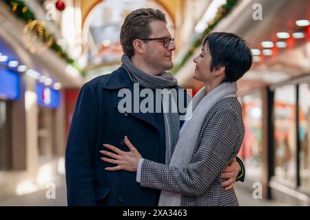 Gutaussehender Mann und schöne Frau verlieben sich, umarmen sich, sitzen im Café, während sie durch die Stadt laufen, Spaß haben, Lifestyle-Pho Stockfoto