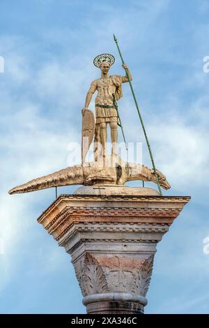 Venedig, Provinz Venedig, Region Venetien, Italien. Statue von St. Theodore auf der Granitsäule in der Piazzetta. Er hat einen Speer in der Hand und in seinem Fuß Stockfoto