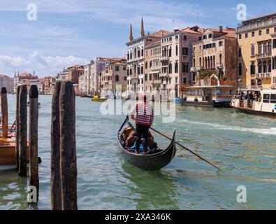 Venedig, Provinz Venedig, Region Venetien, Italien. Eine Gondel auf dem Canal Grande. Venedig gehört zum UNESCO-Weltkulturerbe. Stockfoto