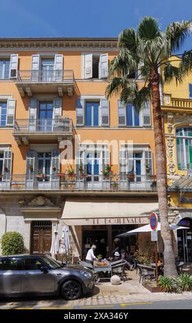 Grasse, Alpes-Maritimes, Frankreich. Typische Straßenszene am Boulevard du Jeu de Ballon. Stockfoto