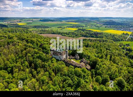 Blick aus der Vogelperspektive, Schloss Hinnenburg auf einem Hügel in einem Waldgebiet, Privatbesitz der Familie von der Asseburg-Falkenstein-Rothkirch, Fernsicht mit Stockfoto