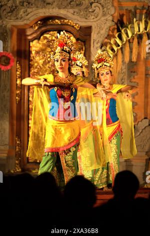 Darsteller während der traditionellen balinesischen Legong- und barong-Tanzshow im Königspalast in Ubud, Bali, Indonesien. Stockfoto