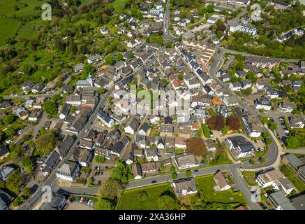 Blick aus der Luft, Blick auf das Stadtzentrum Wohngebiet Westring und Ostring, evang. Jacobus-Kirche und St.-Jacobus-Kirche, Breckerfeld, Ruhrgebiet, Nordrhein Stockfoto