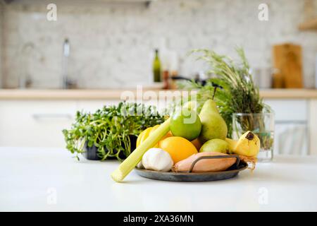 Frisches Gemüse und Obst auf einem Tablett mit Kräutern und Mikrogrün Stockfoto