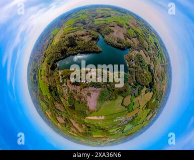 Luftaufnahme, Glörtalsperre und Fluss Glör umgeben von Wald und Wiesen, Baustelle Glörstraße, Waldgebiet, Erdkugel, Fischaugenbild, fis Stockfoto