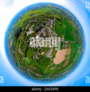 Luftaufnahme, Stadtteil Waldbauer Zurstraße, Landstraße L528 und umgeben von Wald und Wiesen, landwirtschaftliche Flächen, Globus, Fischaugenbild, 360 Grad Stockfoto