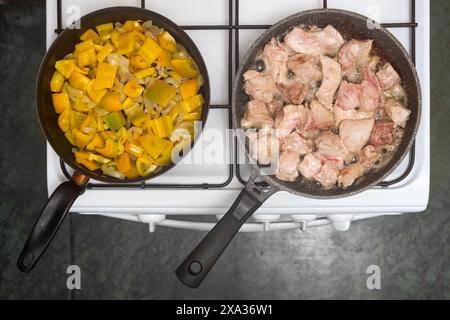 In der Pfanne gebratenes Schweinefleisch, Paprika und Zwiebelgemüse Stockfoto