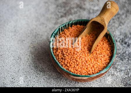 Rote Linsen in Schüssel mit Holzlöffel Stockfoto