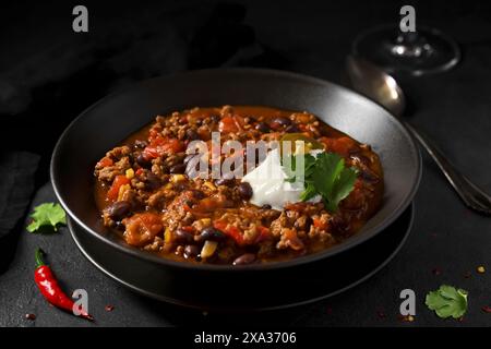 Chili con carne mit Sauerrahm und Koriander Stockfoto