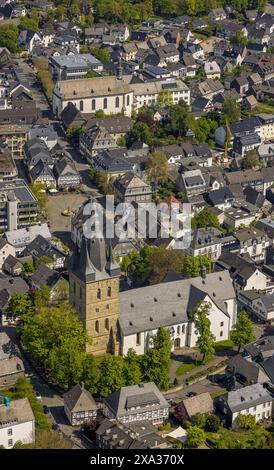 Blick aus der Vogelperspektive, Stadtzentrum, katholische Kirche St. Peter und Andreas mit Blick auf den Marktplatz und Restaurant im Freien, Fachwerkhäuser mit Erholung Stockfoto