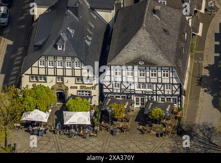 Aus der Vogelperspektive, Fachwerkhäuser mit Restaurant Jägerhof und Café am Markt, Marktplatz und Outdoor-Gastronomie, Sonnenschirme, Brilon, Sauerland, Nort Stockfoto