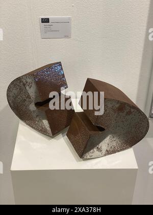 Cremona Italien - 22. März 2024 abstrakte Metallskulptur, die zeitgenössische Kunst in einer internationalen Kunstausstellung zeigt Stockfoto