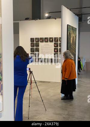 Cremona Italien - 22. März 2024 zwei Personen beschäftigen sich mit Kunstwerken, die zeitgenössische Grafiken zeigen und in einem ehrlichen Moment der Wertschätzung festgehalten werden Stockfoto