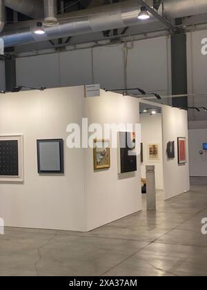 Cremona Italien - 22. März 2024 aufschlussreiche Aufnahmen der elegant ausgestellten Kunstwerke auf der cremona Kunstmesse, die eine Vielzahl moderner Künstler zeigen Stockfoto