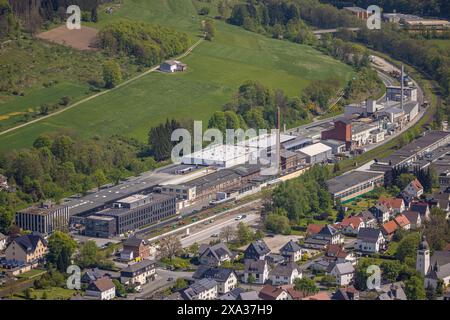 Luftaufnahme, Wohngebiet, Blick auf den Stadtteil Hoppecke, Industriegebiet Hoppecke Batterien GmbH Batteriehersteller, Hoppecke, Brilon, Sauerland, Stockfoto