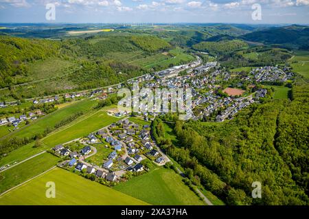 Luftaufnahme, Wohngebiet, Blick auf den Stadtteil Hoppecke, Industriegebiet Hoppecke Batterien GmbH Batteriehersteller, Hoppecke, Brilon, Sauerland, Stockfoto