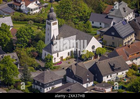 Luftaufnahme, Wohngebiet und Marienkirche in Hoppecke, Brilon, Sauerland, Nordrhein-Westfalen, Deutschland Stockfoto