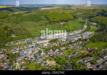 Luftaufnahme, Wohngebiet, Blick auf den Stadtteil Hoppecke, Industriegebiet Hoppecke Batterien GmbH Batteriehersteller, Hoppecke, Brilon, Sauerland, Stockfoto